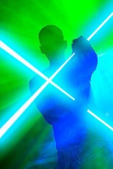 Dansator într-un Laser Show cu efecte luminoase pentru evenimente
