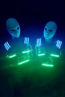 Dansatori cu costume LED futuriste într-un Alien Show pentru eveniment
