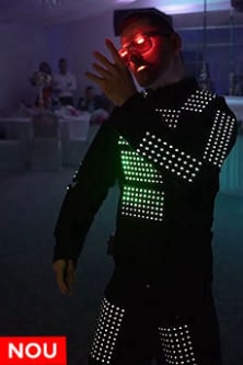 Dansator cu costum LED Cyborg A.I. și efecte vizuale în timpul dansului