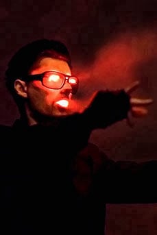 Dansator Cyborg cu costum LED într-un spectacol pentru evenimente